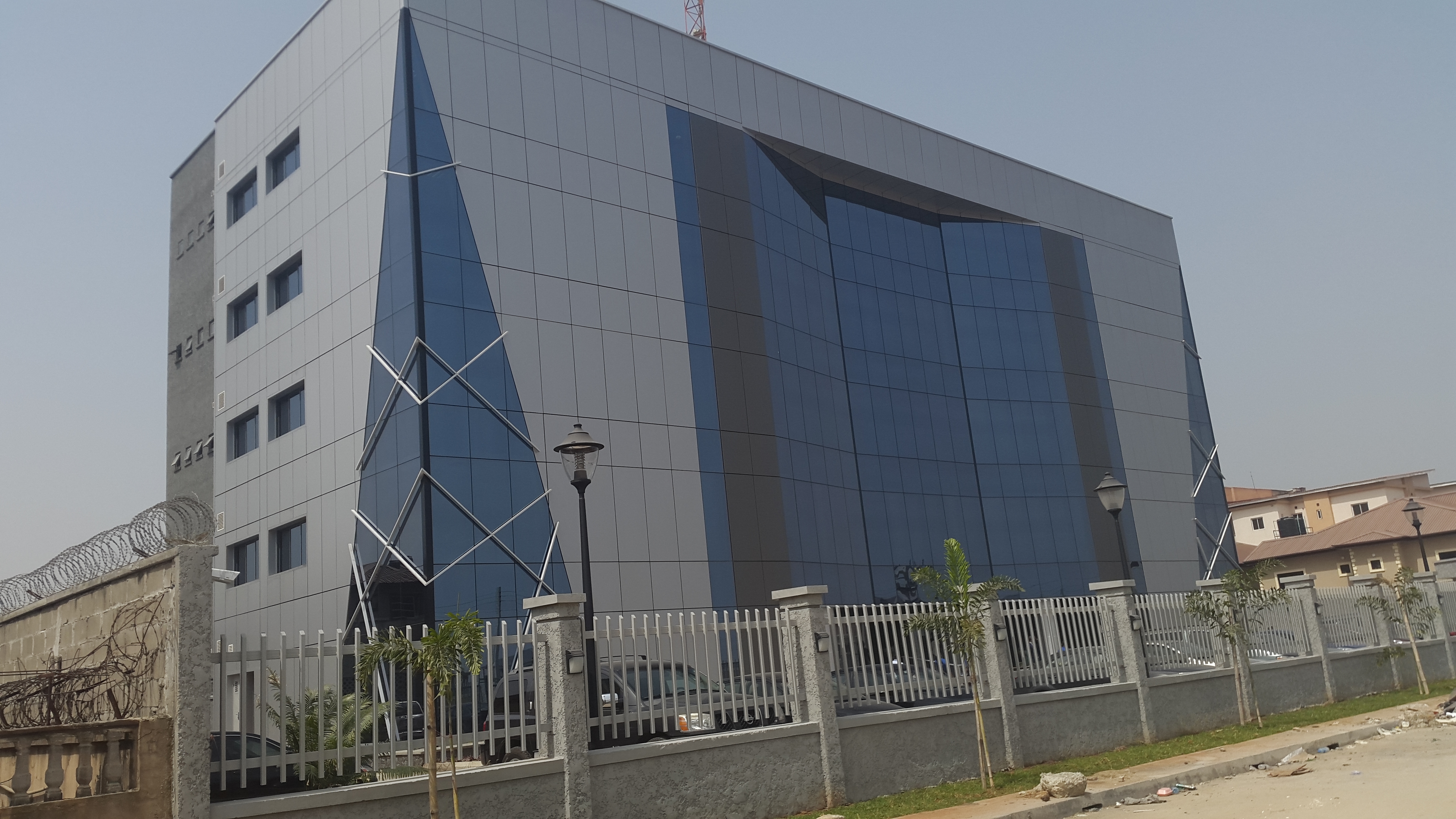 4-storey office complex for 
Diamond Bank Plc, Elegushi, 
Lekki